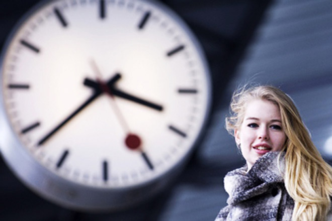 18 puntuali ragioni per uscire con una ragazza sempre in ritardo